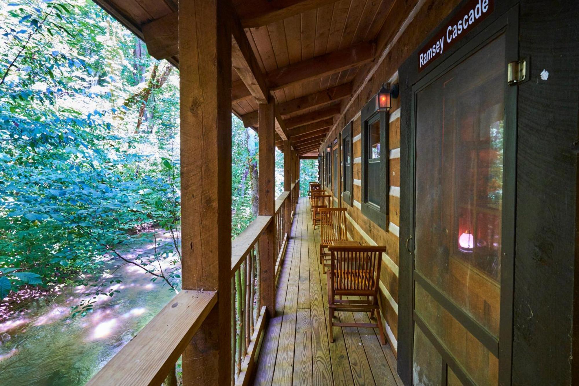 Creekwalk Inn Bed And Breakfast With Cabins Cosby Екстер'єр фото