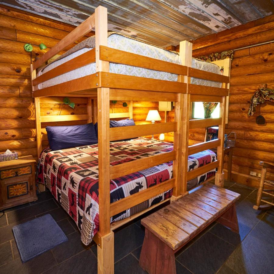 Creekwalk Inn Bed And Breakfast With Cabins Cosby Екстер'єр фото