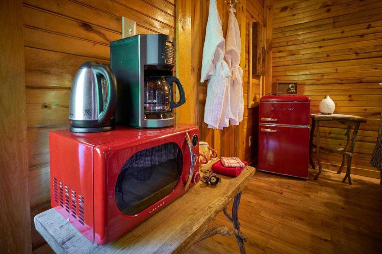 Creekwalk Inn Bed And Breakfast With Cabins Cosby Екстер'єр фото