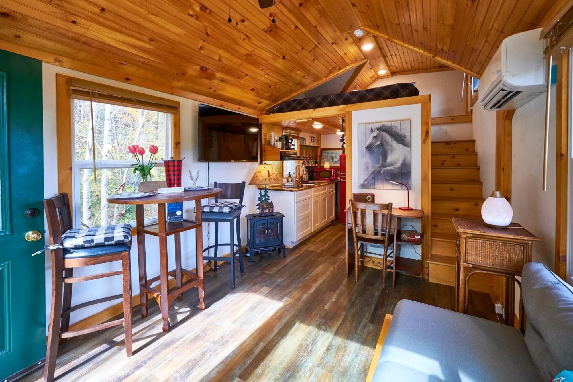 Creekwalk Inn Bed And Breakfast With Cabins Cosby Екстер'єр фото